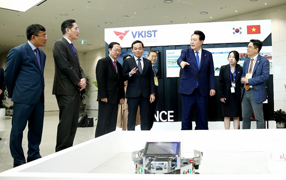 Tổng thống Hàn Quốc Yoon Suk Yeol nghe trình bày về dự án “Robot xe tự hành có tính ứng dụng cao”.