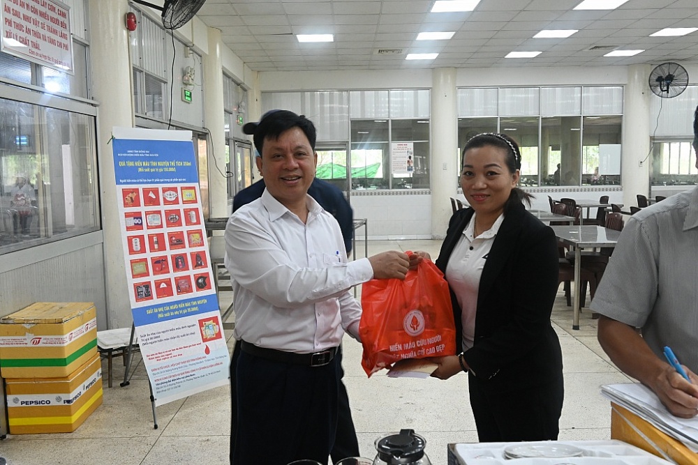 Chủ tịch Công đoàn cơ sở Vedan Việt Nam - ông Phạm Trung Thuyên trao quà cho nhân viên hiến máu