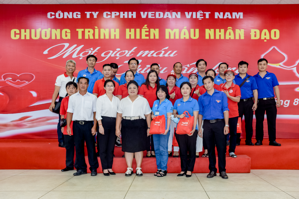 Vedan Việt Nam cùng các cán bộ Hội Chữ Thập Đỏ và y bác sĩ Bệnh viện Chợ Rẫy TPHCM chụp ảnh lưu niệm