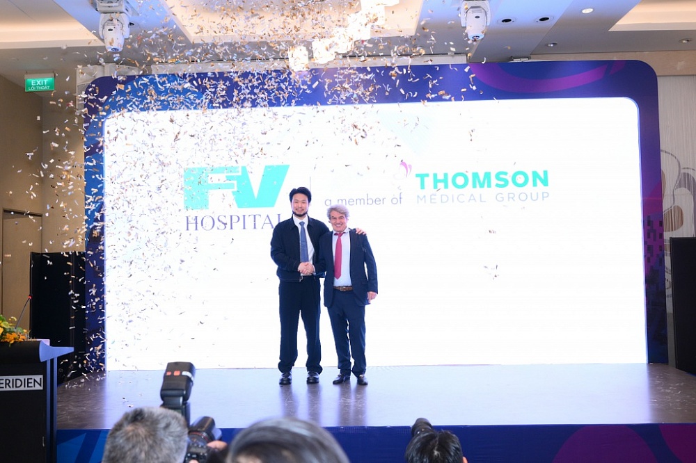 Ông Kiat Lim, Phó chủ tịch điều hành Tập đoàn Y tế Thomson và Bác sĩ Jean-Marcel Guillon- Tổng giám đốc Bệnh viện FV bắt tay tuyên bố FV là thành viên của Tập đoàn Y tế Thomson