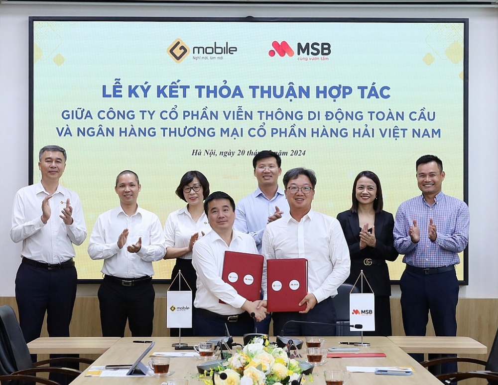 Ông Nguyễn Việt Trung - Tổng Giám Đốc Gtel Mobile và  ông Nguyễn Hoàng Linh – Tổng Giám đốc MSB ký thỏa thuận hợp tác.