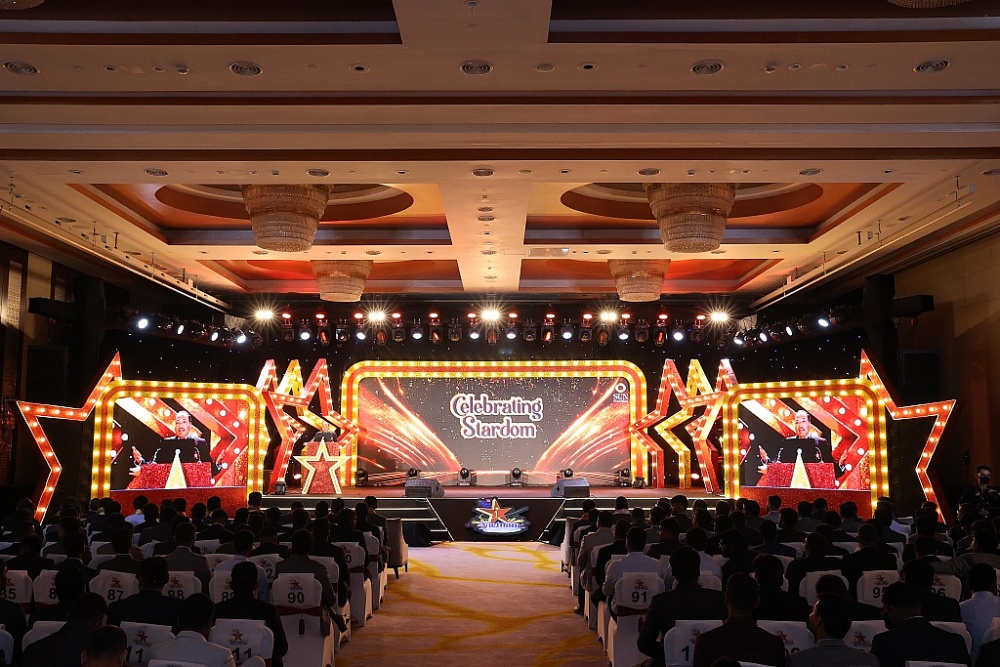 Toàn cảnh Gala Awards được thiết kế trang trọng, hiện đại kết hợp giữa văn hóa Việt và Ấn