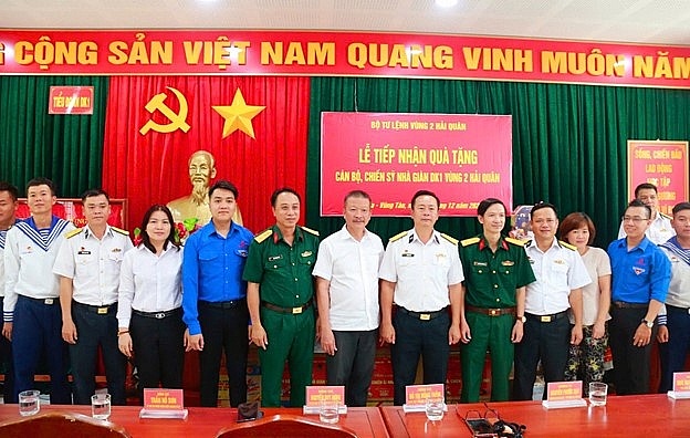 Công ty Tân Hiệp Phát tặng quà cho cán bộ, chiến sĩ Nhà giàn DK1