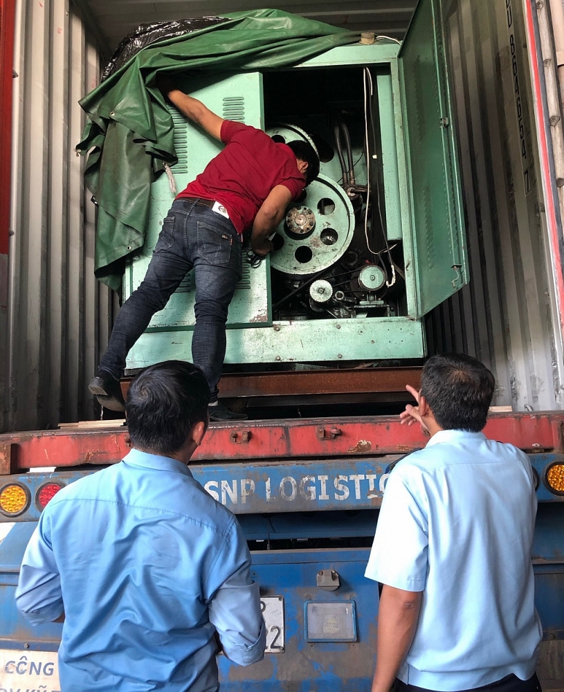 Hải quan KCN Trảng Bàng kiểm tra thực tế lô hàng nhập khẩu máy móc thiết bị của Công ty TNHH Dệt may Sunrise Việt Nam	 Ảnh: Hồng Sơn