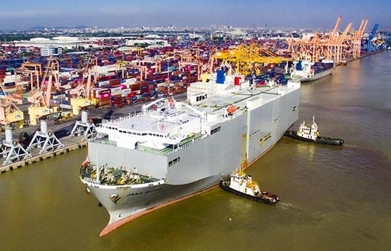 Tàu chuyên dụng chở 900 ô tô cập cảng Tân Vũ, Hải Phòng
