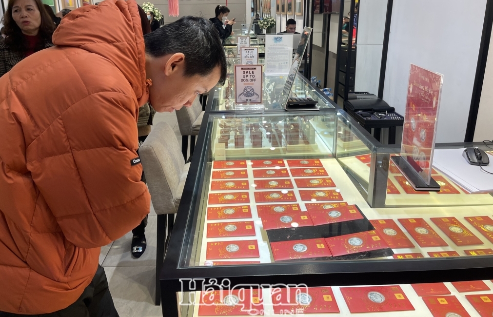 Chen chân xếp hàng mua vàng "xin" vía Thần Tài