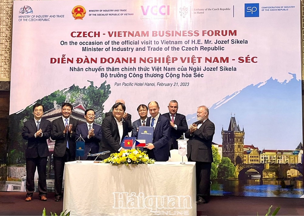 Diễn đàn kinh doanh Việt Nam-Séc năm nay cũng chứng kiến lễ ký kết hợp tác giữa một số doanh nghiệp Việt Nam với đối tác từ Cộng hòa Séc trong mảng đào tạo, huấn luyện bay. Ảnh: H.Dịu