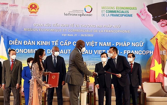 Phó Thủ tướng Thường trực Phạm Bình Minh chứng kiến lễ trao các thỏa thuận hợp tác trong khuôn khổ Diễn đàn - Ảnh: VGP/Hải Minh