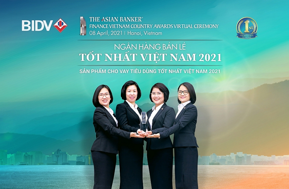 Đại diện BIDV nhận giải thưởng Ngân hàng bán lẻ tốt nhất Việt Nam.
