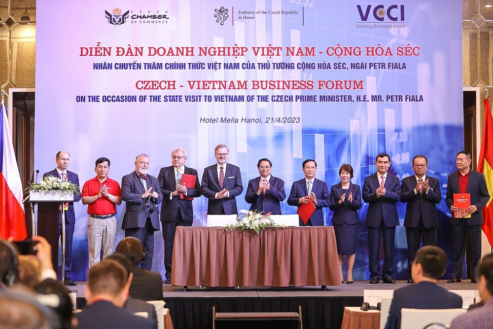 Thủ tướng Phạm Minh Chính và Thủ tướng Cộng hòa Séc chứng kiến lễ ký kết hợp tác giữa cơ quan, doanh nghiệp hai nước. Ảnh: VGP