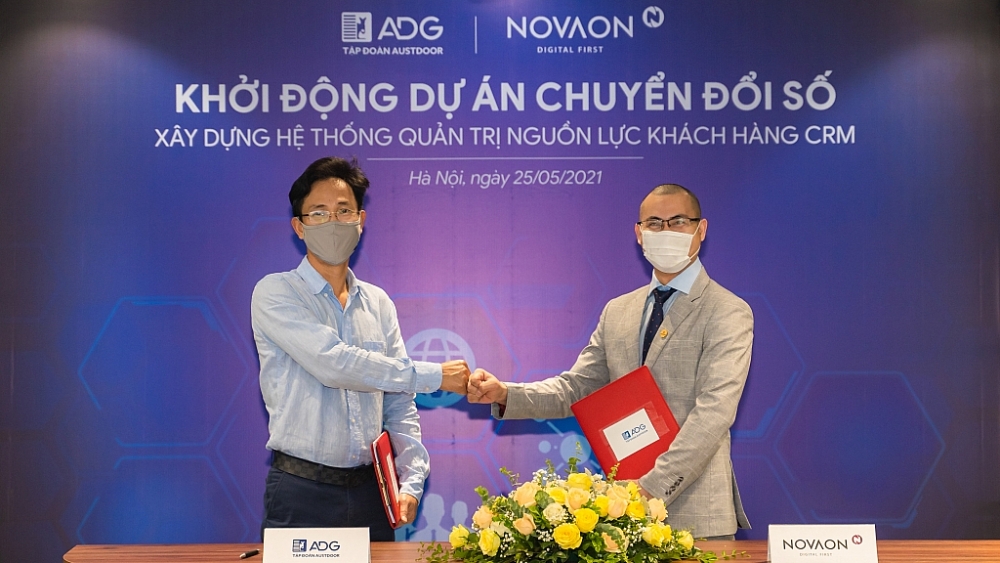 Ông Dương Quốc Tuấn, Chủ tịch Tập đoàn Austdoor và ông Nguyễn Minh Quý, Chủ tịch Tập đoàn NOVAON ký kết hợp tác.