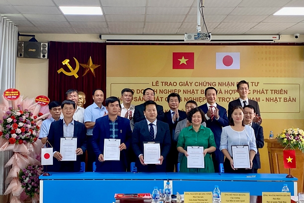 Lễ ký hợp đồng, thoả thuận hợp tác tư vấn hỗ trợ, chuyển giao công nghệ giữa Onaga – Công ty IDS với nhóm các doanh nghiệp sản xuất công nghiệp hỗ trợ Việt Nam.