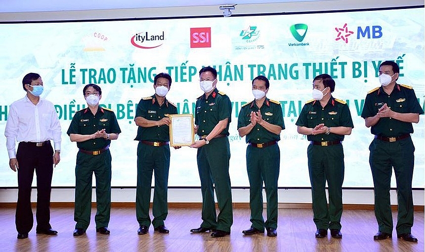 Đại tá Hà Trọng Khiêm – Phó tổng giám đốc phụ trách khu vực phía Nam (thứ tư từ trái qua) đại diện MB trao tặng 5 tỷ đồng tới Bệnh viện Quân y 175.