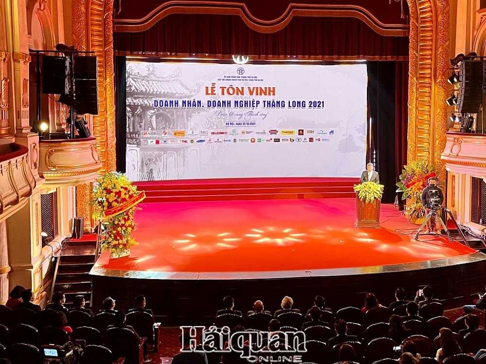 Phó Chủ tịch UBND TP Hà Nội phát biểu tại Lê tôn vinh. Ảnh: H.Dịu