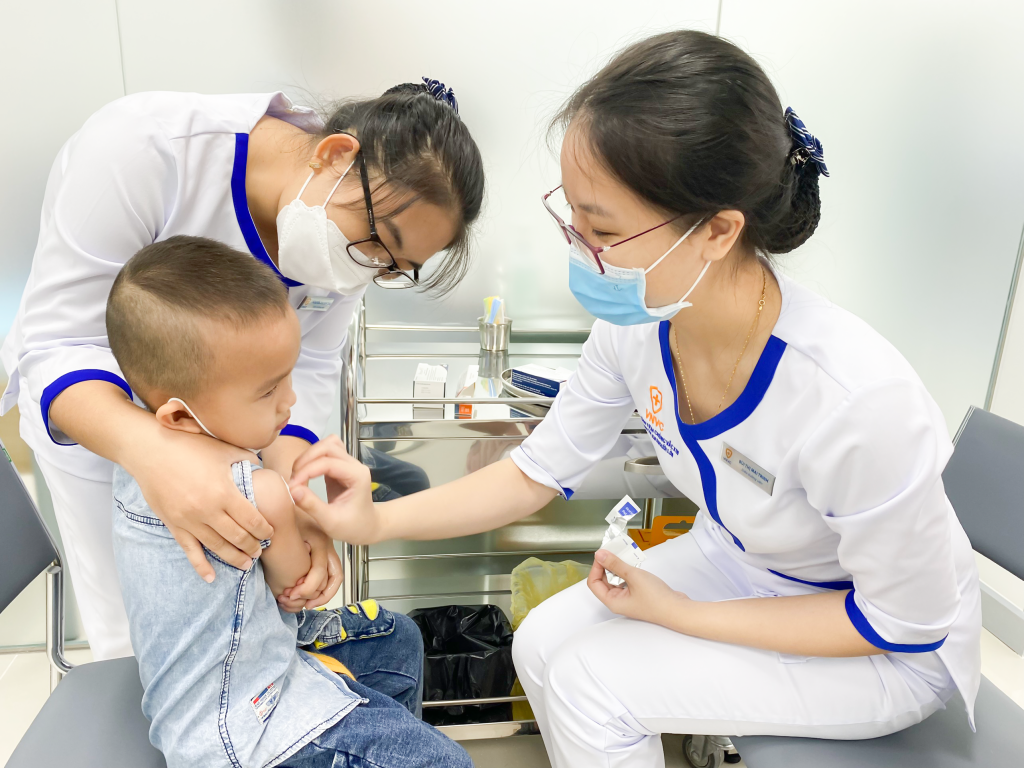 VNVC đảm bảo đủ nguồn vắc xin phục vụ trẻ em và người lớn với giá bình ổn. Ảnh: Phong Lan 