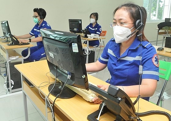 Nhân viên điều phối cấp cứu Tổng đài cấp cứu 115 đặt tại Công viên phần mềm Quang Trung.  Ảnh Cao Thăng