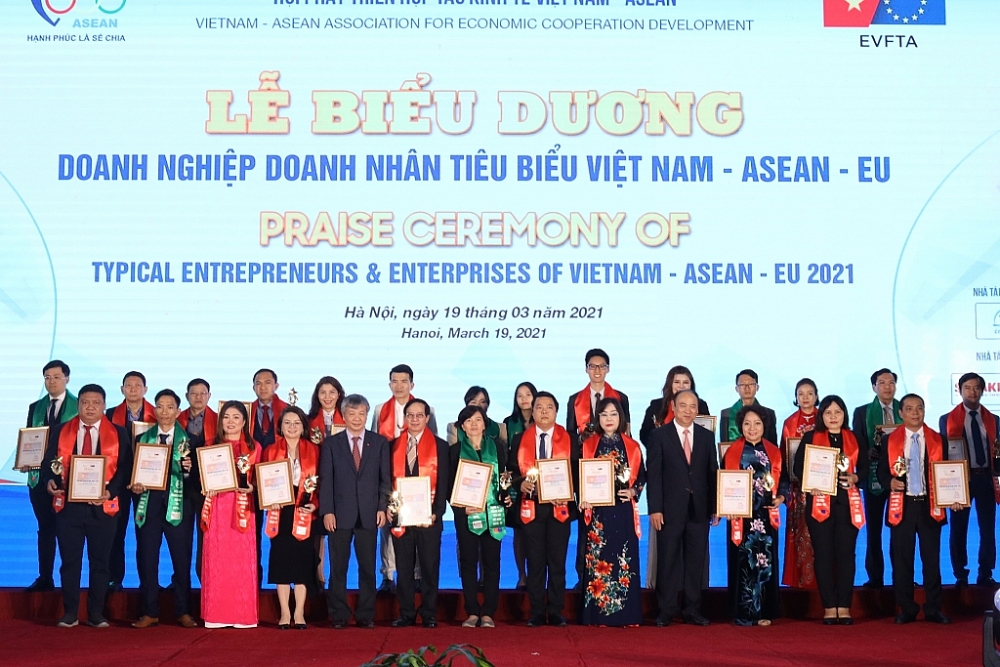 HDBank được vinh danh tại Lễ biểu dương doanh nhân, doanh nghiệp dẫn đầu các ngành Việt Nam – ASEAN – EU 