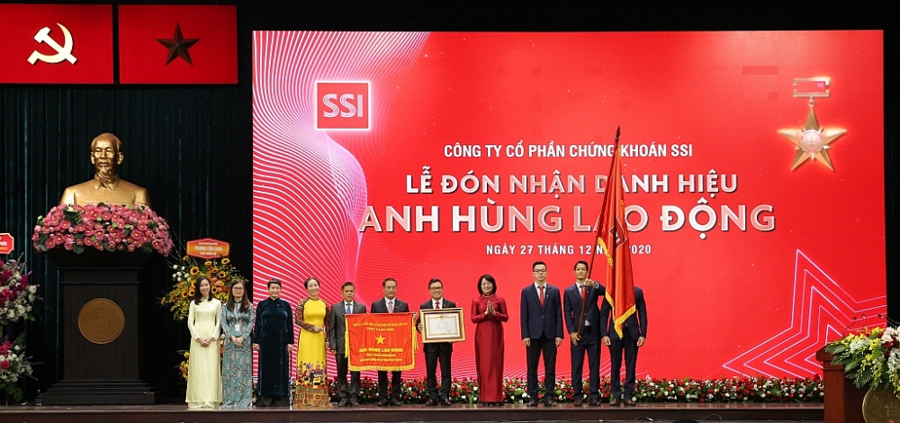 Phó Chủ tịch nước Đặng Thị Ngọc Thịnh trao danh hiệu ANh hùng lao động thời kỳ đổi mới cho Công ty chứng khoán SSI