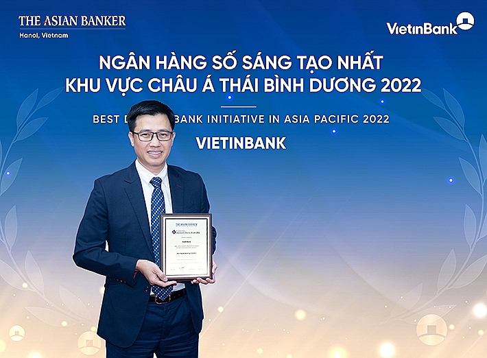 Đại diện VietinBank, ông Trần Hoài Nam - Phó Giám đốc Khối Khách hàng Doanh nghiệp kiêm Giám đốc Trung tâm Phát triển Giải pháp tài chính khách hàng nhận giải thưởng.