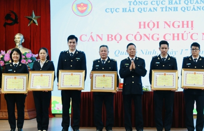 Bí thư Đoàn Thanh niên Cục Hải quan Quảng Ninh nhận Giải thưởng Lý Tự Trọng năm 2023