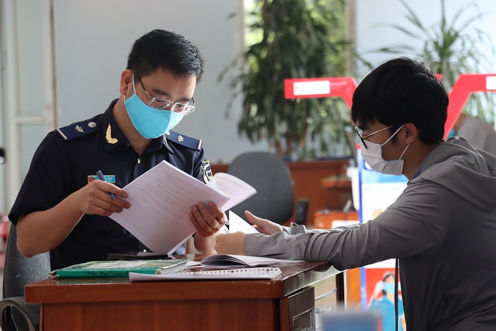 Công chức Chi cục Hải quan quản lý các khu công nghiệp Bắc Giang hướng dẫn doanh nghiệp đến khai báo hải quan.  Ảnh: Thái Bình