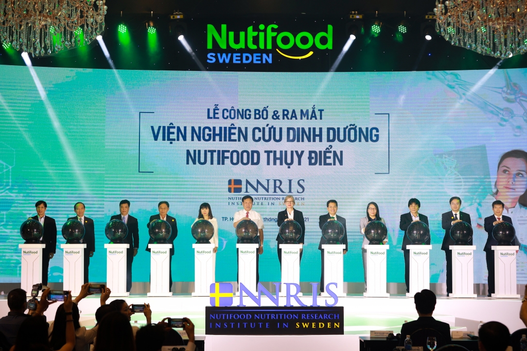 Lễ công bố và ra mắt Viện Nghiên Cứu Dinh Dưỡng NutiFood Thuỵ Điển (NNRIS) với sự có mặt của Thứ trưởng Bộ Y Tế Đỗ Xuân Tuyên và Bà Ann Mawe, Đại sứ Thụy Điển tại Việt Nam