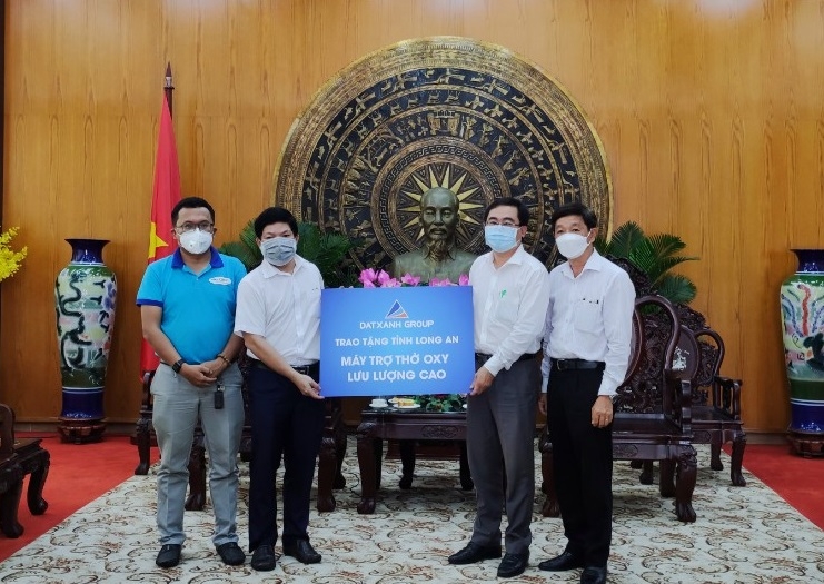 Tập đoàn Đất Xanh trao tặng 20 máy trợ thở oxy cho ông Nguyễn Anh Việt, Chánh văn phòng UBND tỉnh Long An.
