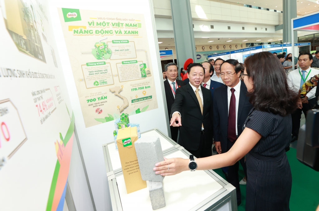 Phó Thủ tướng Lê Văn Thành cùng các đại biểu tham quan mô hình kinh tế tuần hoàn của Nestlé Việt Nam 