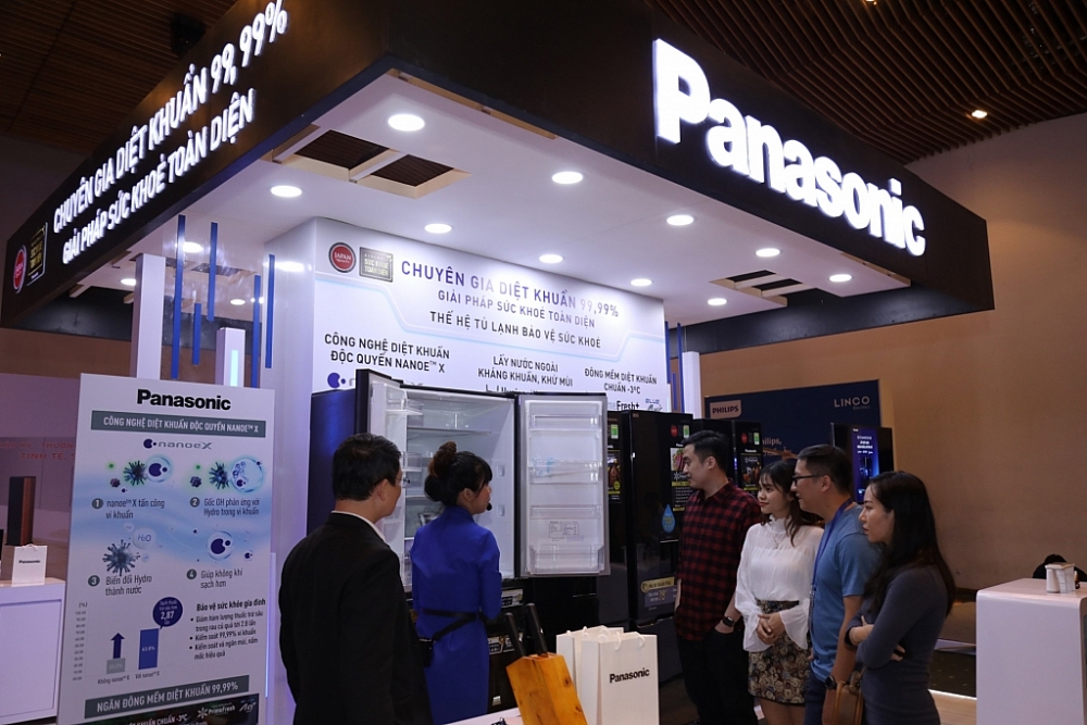 Gian hàng trưng bày các sản phẩm diệt khuẩn của Panasonic thu hút sự quan tâm của nhiều khách hàng.