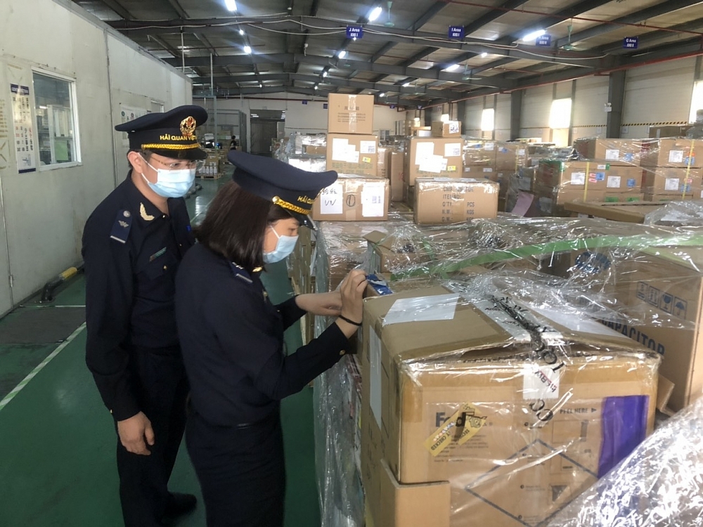 Công chức Chi cục Hải quan Hà Nam (Cục Hải quan Hà Nam Ninh) kiểm tra hàng hóa tại kho bãi. Ảnh: H.Nụ