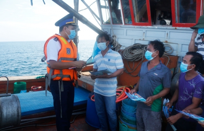 Đẩy mạnh tuyên truyền pháp luật cho ngư dân khai thác thủy sản trên biển