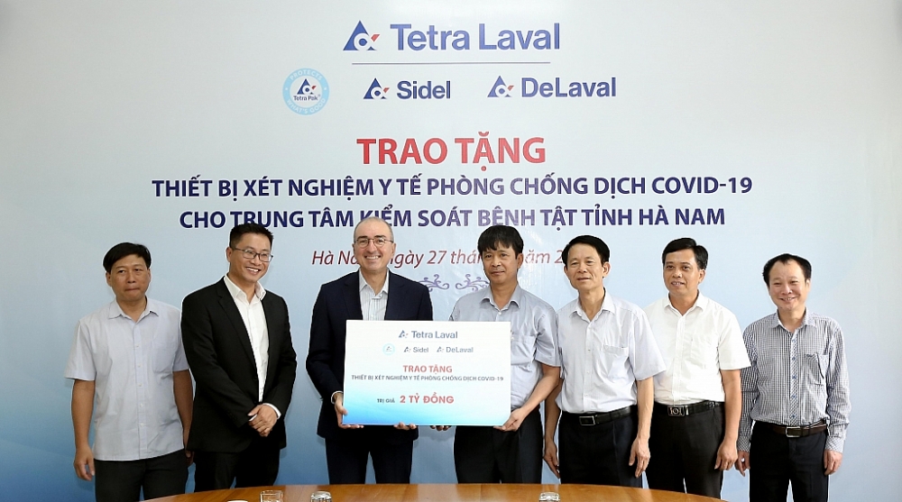 Tetra Pak cũng trao tặng máy xét nghiệm RT-PCR trị giá 80.000 euro tương đương 2 tỷ đồng cho Trung tâm Kiểm soát bệnh tật tỉnh Hà Nam