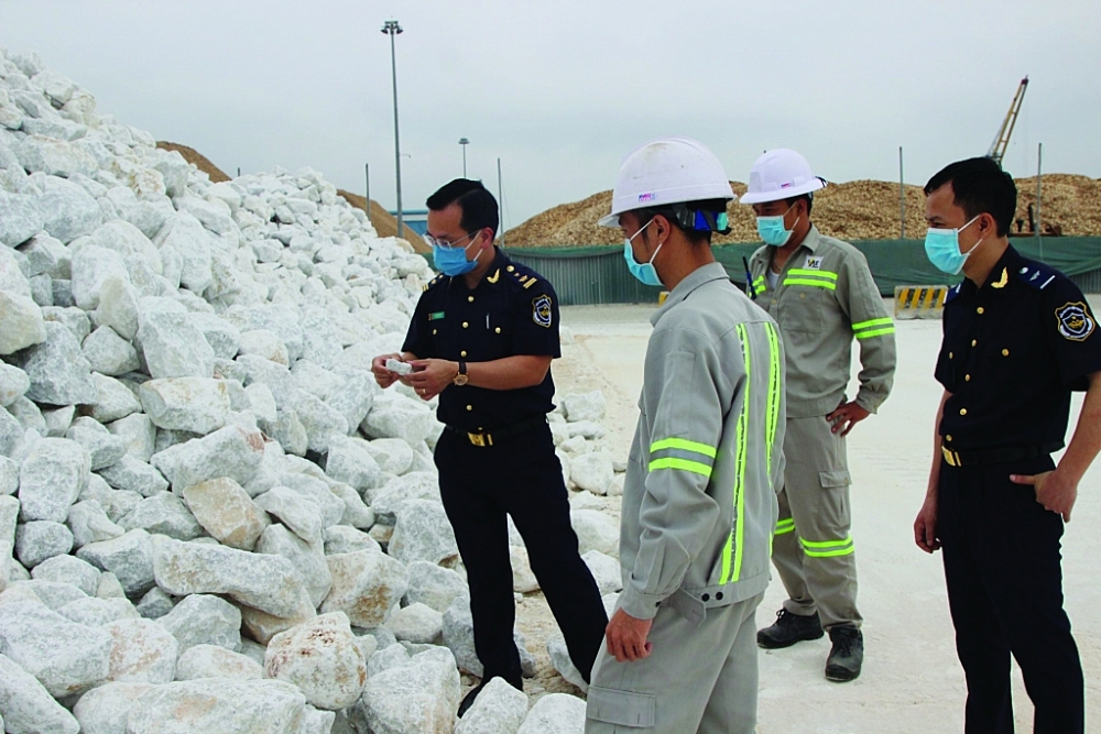 Công chức Chi cục Hải quan cửa khẩu cảng Nghi Sơn kiểm tra hàng hóa XNK. 	Ảnh: HQTH