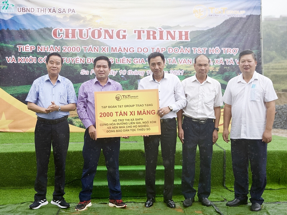 T&T Group trao tặng 2.000 tấn xi măng hỗ trợ thị xã Sa Pa