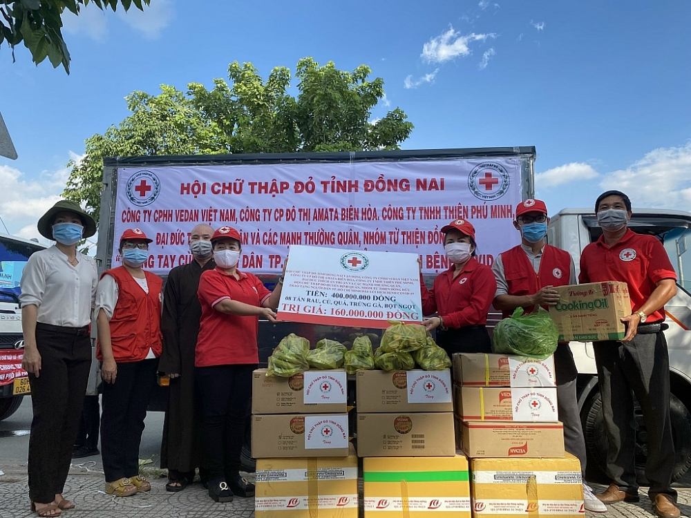 Vedan đồng hành cùng Hội Chữ thập đỏ tỉnh Đồng Nai gửi các sản phẩm do công ty sản xuất đến những người dân nghèo chịu ảnh hưởng của Covid